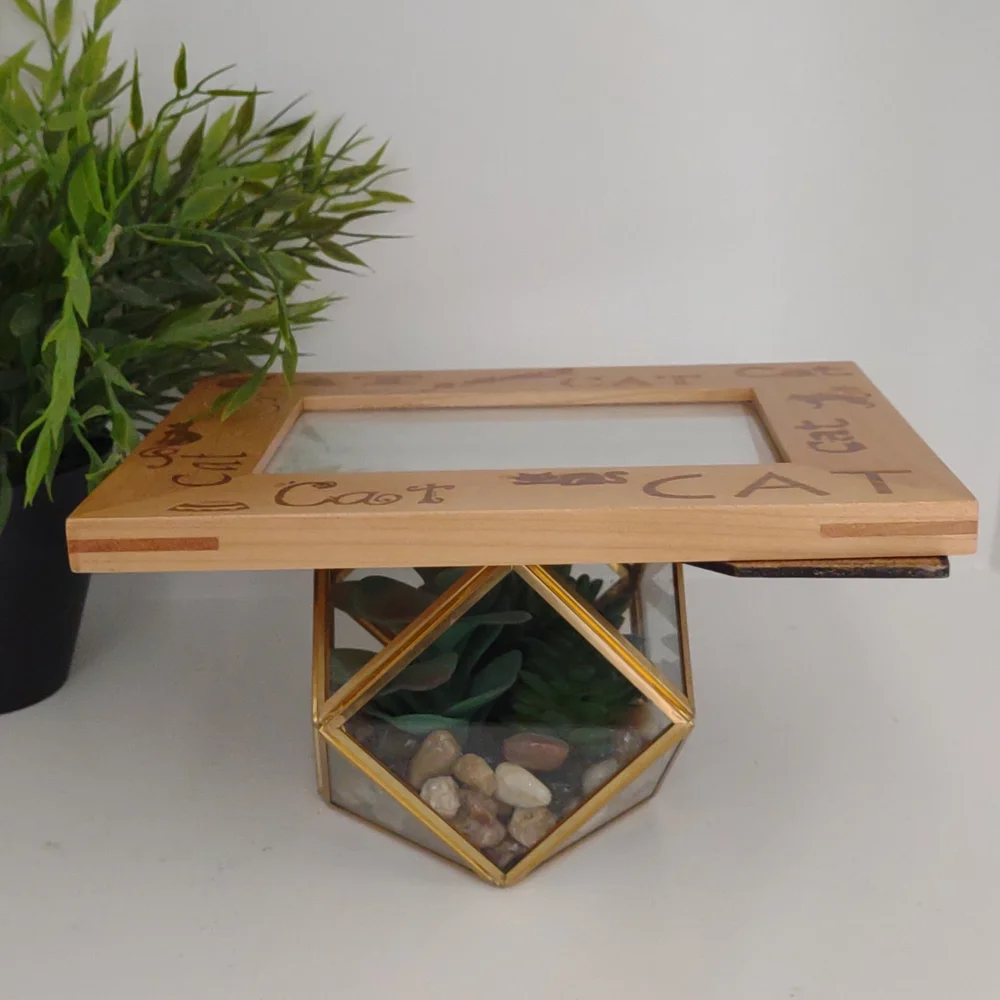 WOOD FRAME CAT